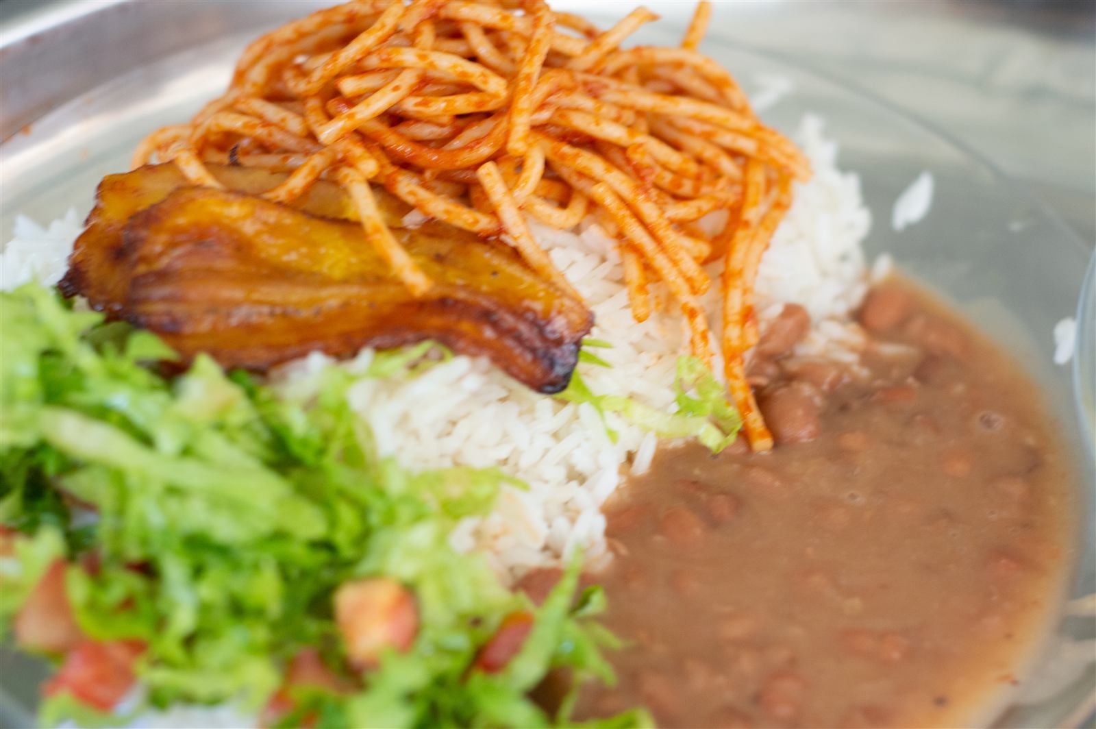 Prato com arroz, feijão, macarrão e banana frita