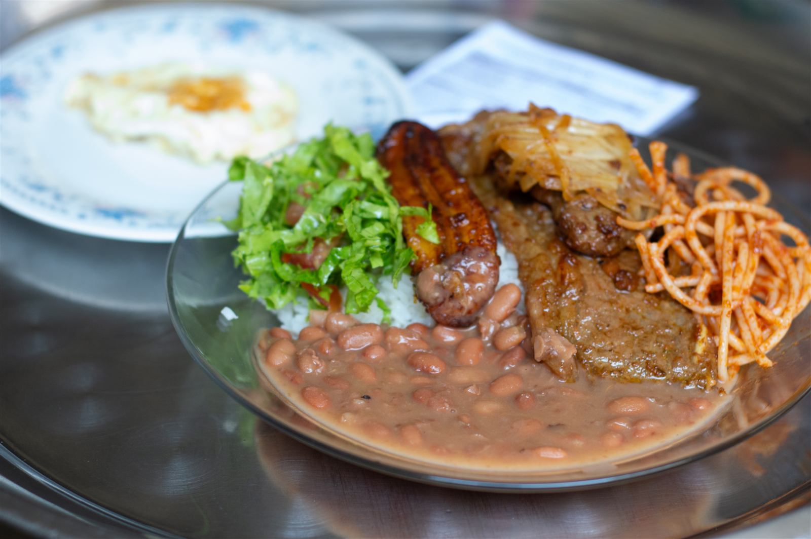 Prato farto do Recanto do Sabor: linguiça, arroz, feijão, macarrão e salada