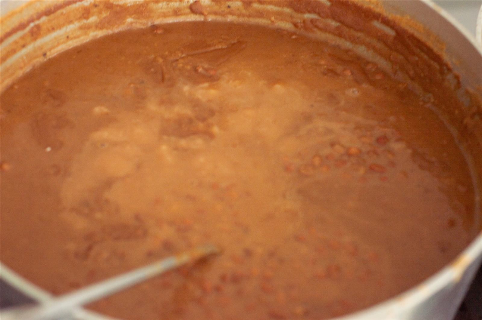 Feijão cozinhando na panela