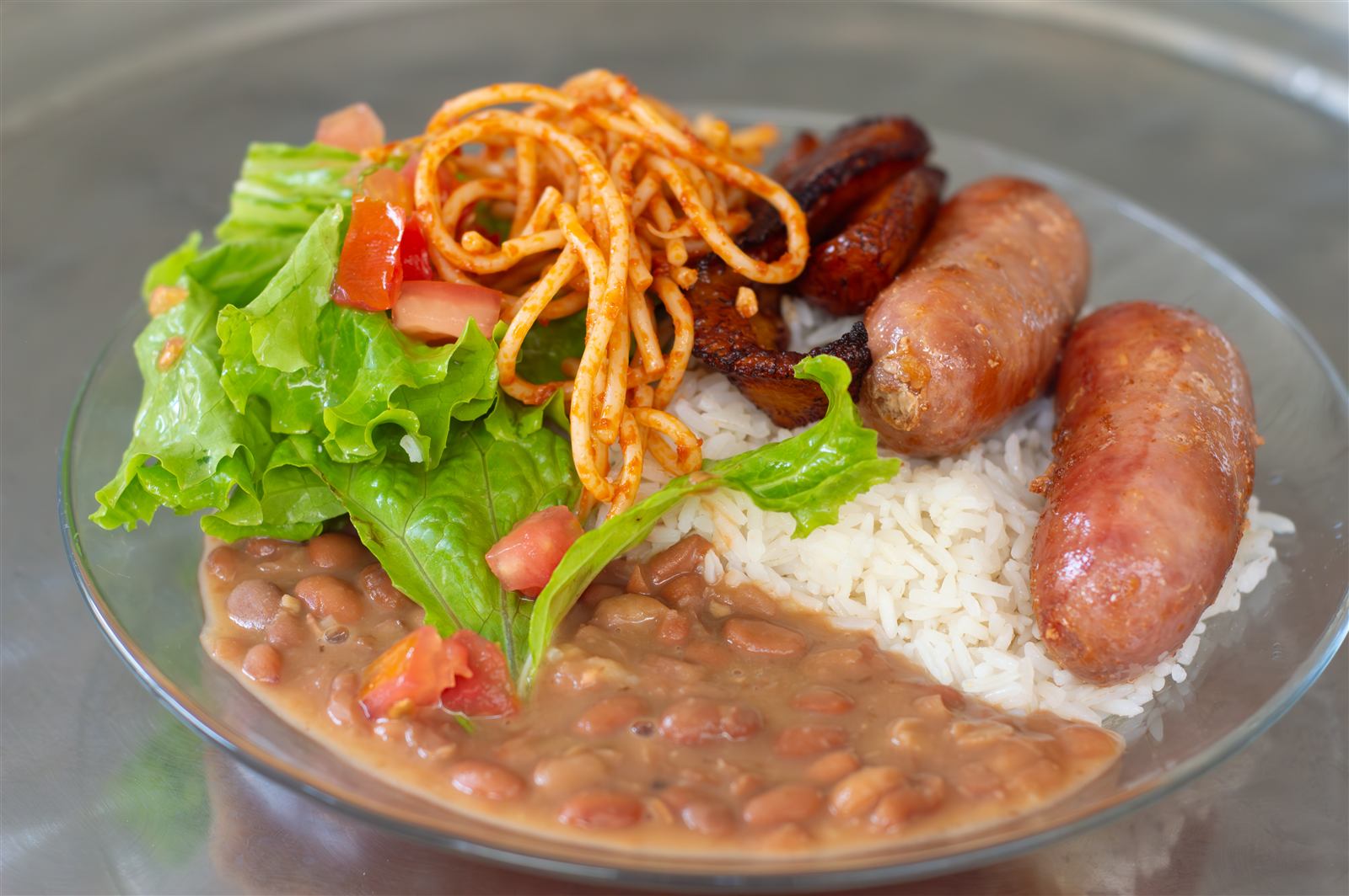 Prato completo com linguiça e feijão